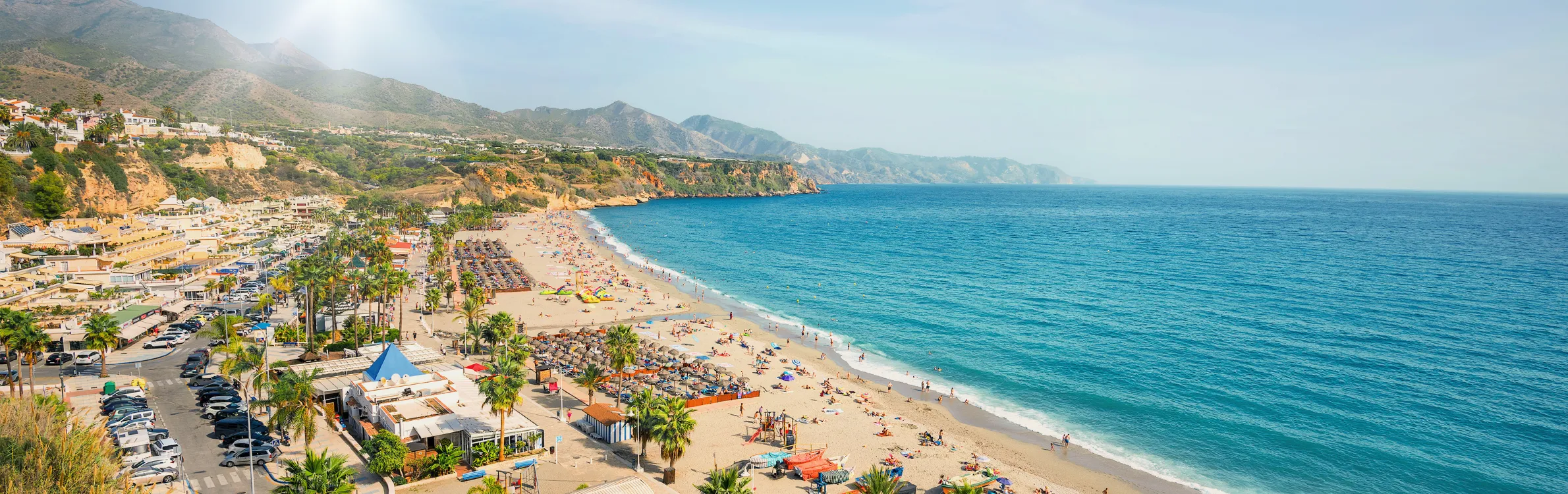 Strand in Spanien mit vielen Sonnenliegen